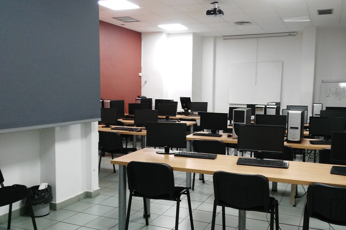 aula de informática con ordenadores sobre las mesas
