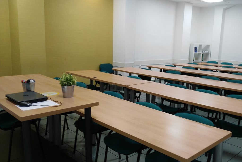 aula con mesas y sillas