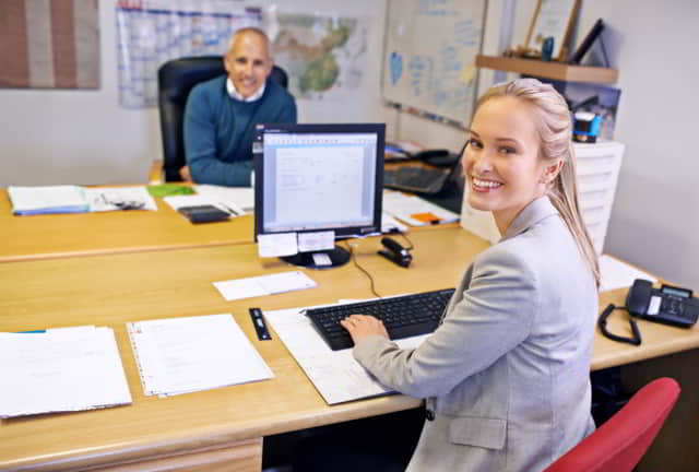 personas en una oficina trabajando con ordenadores