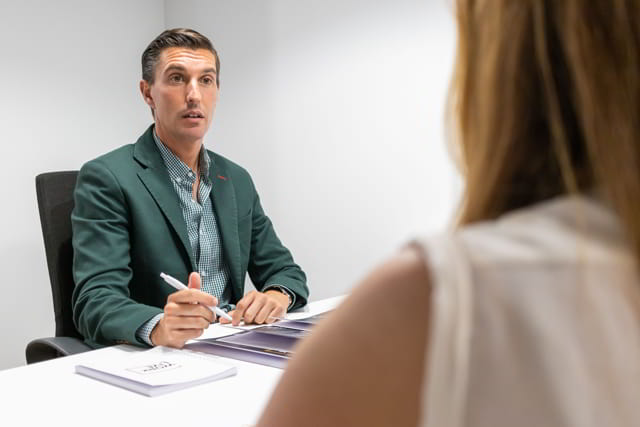chica haciendo una entrevista de trabajo