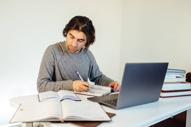 chico estudiando para las oposiciones